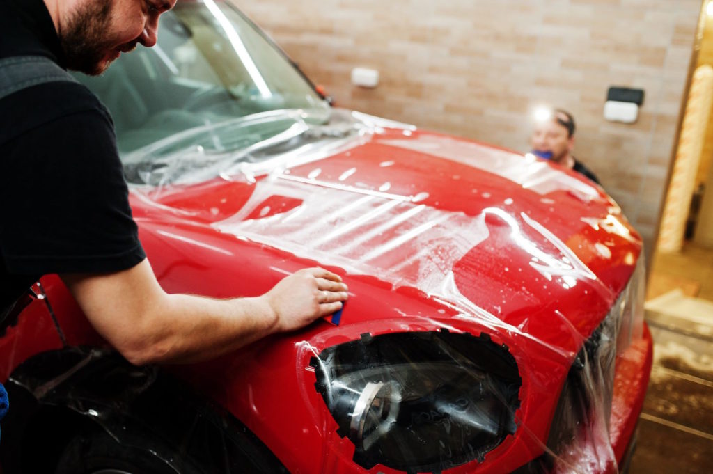 Zabezpieczenie lakieru samochodowego przed uszkodzeniami jest jednym z najważniejszych czynników, które wpływają na estetykę i wartość naszego pojazdu