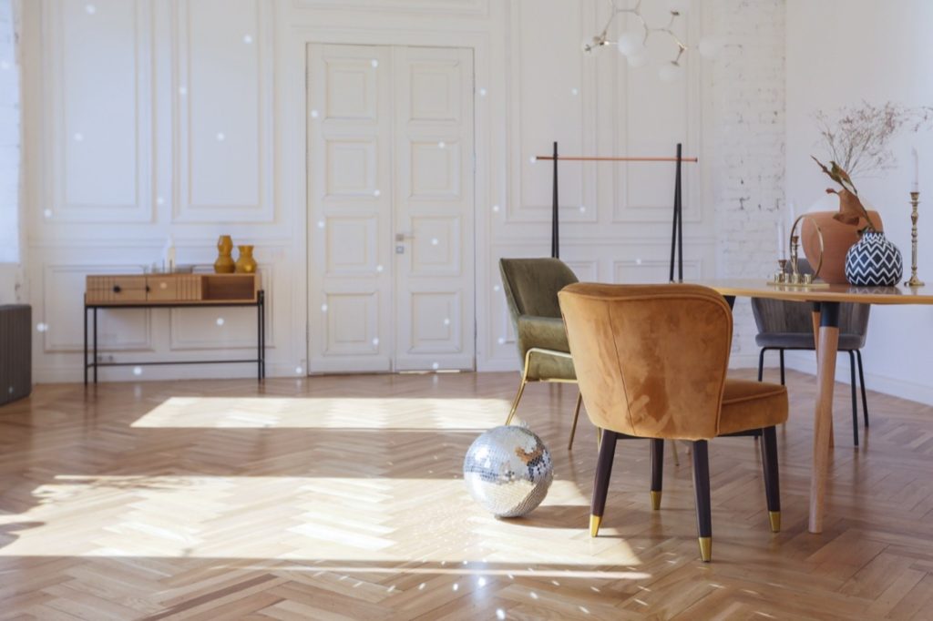 Trwałość desek podłogowych zależy od wielu czynników takich jak rodzaj materiału, sposób wykonania oraz warstwy ochronnej