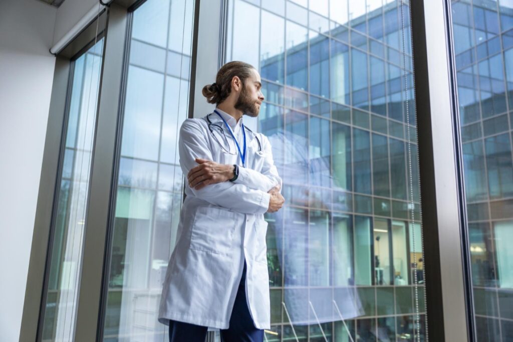 Implementacja modelu no fault wiąże się również z implikacjami finansowymi dla systemów zdrowotnych